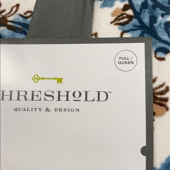 New Velvet Navy Paisley Quilt-Queen - Picture 4 of 7